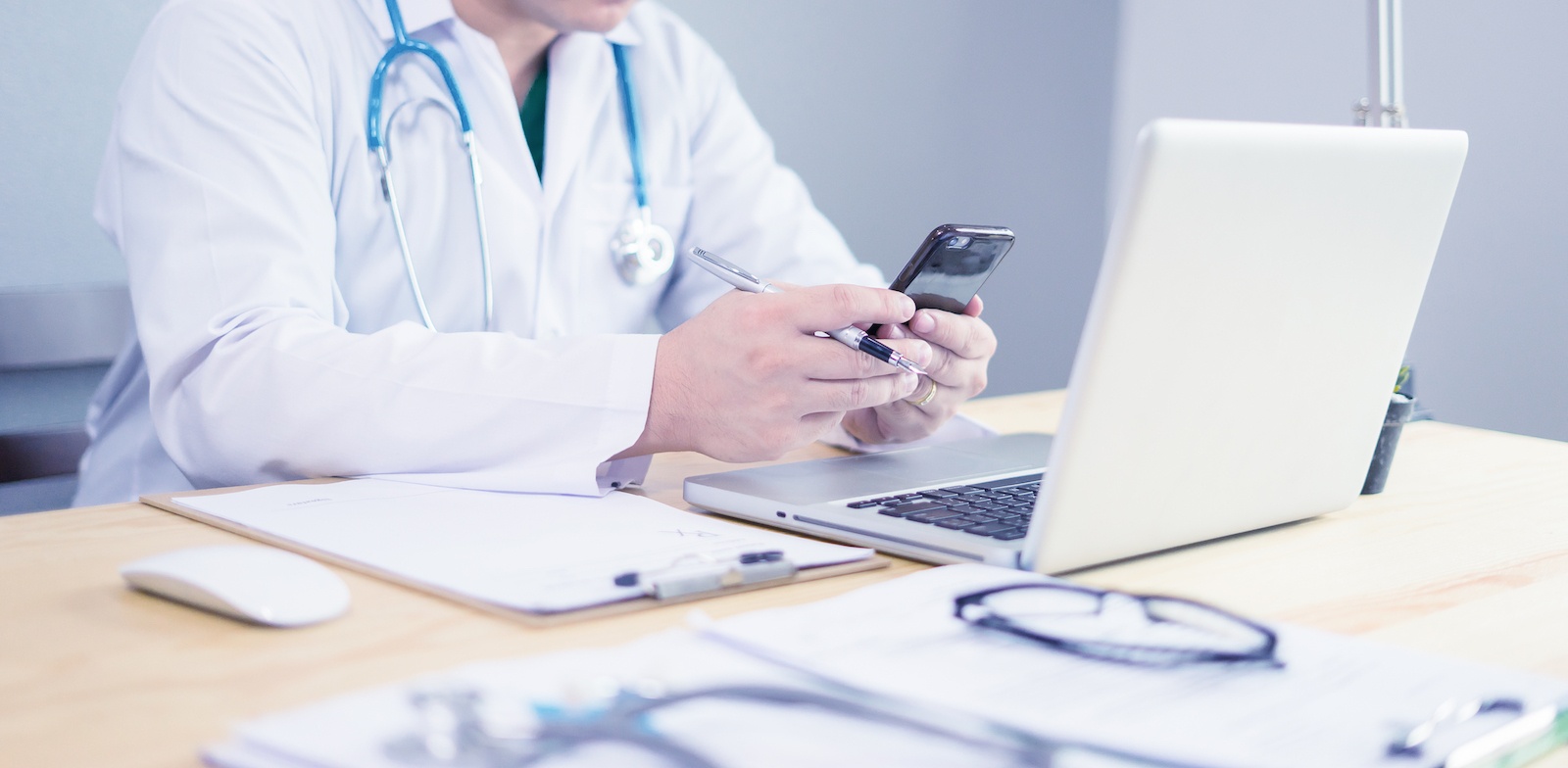 Фото врача с чек листом. Case Note Medical. Как можно назвать медицинский блог.